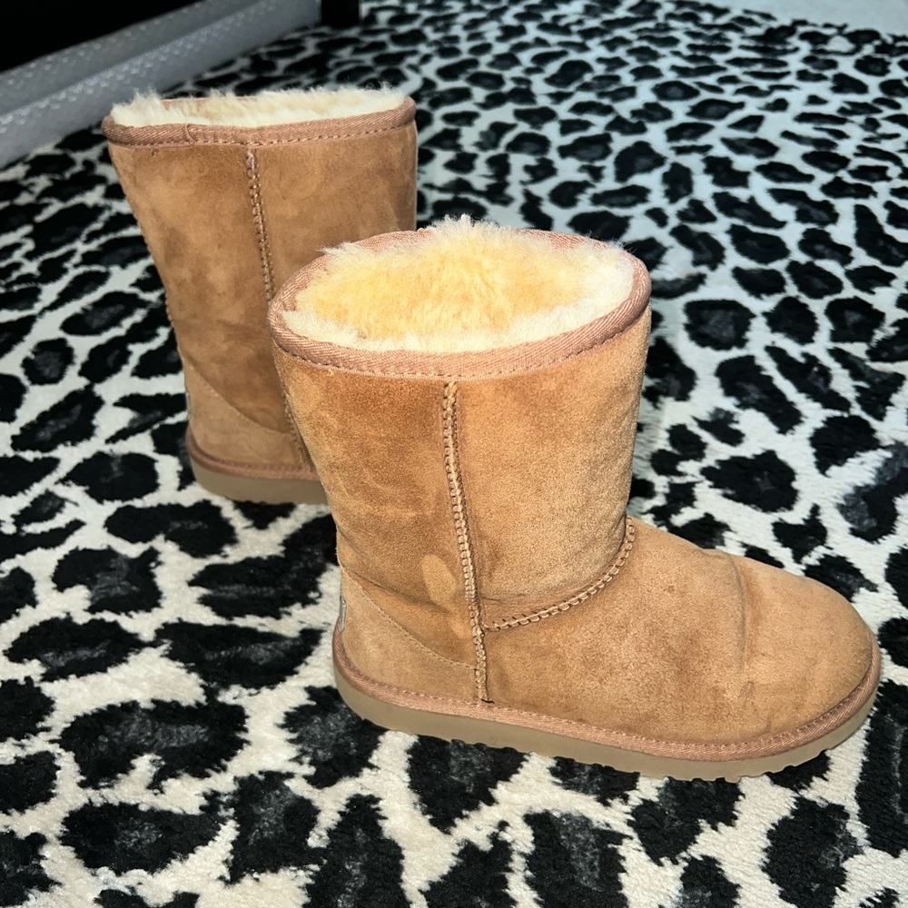 Kids short chestnut Ugg. Size 4.